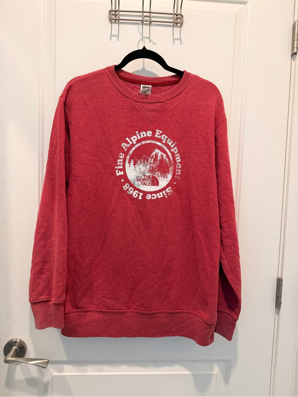 The North Face Fine Alpine
Equipment Since 1968
Graphic Crewneck Size M